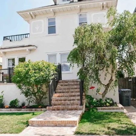 Private 2nd Story Apartment in the Heart of Long Beach- Pura Vida! Отели в г. Лонг Бич