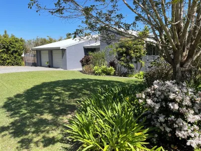 Private studio apartment in beautiful Valla Beach, close to beaches and cafes.