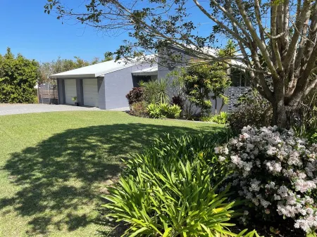 Studio at 60.Private Apartment, Close to Beaches and Cafes. Breakfast Included.