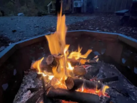 Cozy Cabin, private, romantic, wood stove, WiFi, mountains, NC マクドウェルのホテル