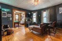 Stylish 3 Bedroom W/ AC ❄️, Mesh WiFi 🛜, Billiards 🎱 table, Games🎯🎮,parking