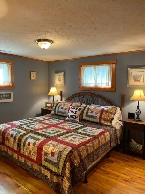 quaint cottage w/hotub & firepit-2 min -downtown Blowing Rock-pet friendly