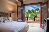 Luxurious Condo - Ski In/Ski Out Access - Close to Gondola - Majestic Views