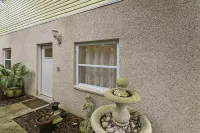 Discounted monthly stays, pet friendly, 5 min to town, deck with marsh view