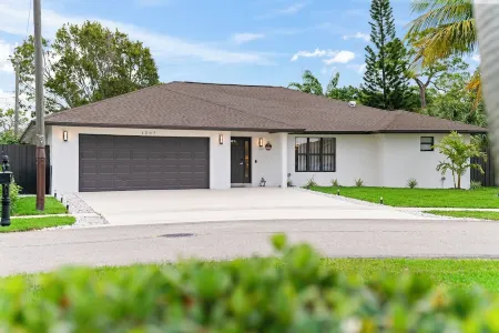 Late Summer Deal! Luxury Villa with Pool, Near Beach + Game Room Отели в г. Лантана