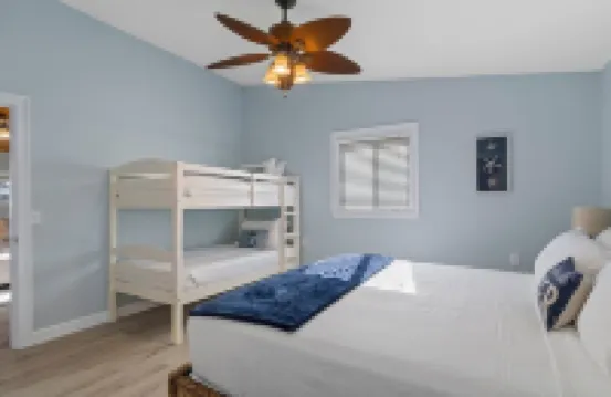River's Edge Retreat-3/3.5, sleeps 9, waterfront with dock! Newly Remodeled!
