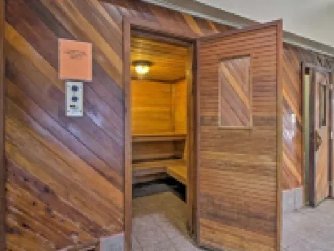 Cozy 2-bedroom condo in charming Beech Mountain with ski slope & mountain views! Hotels in Beech Mountain