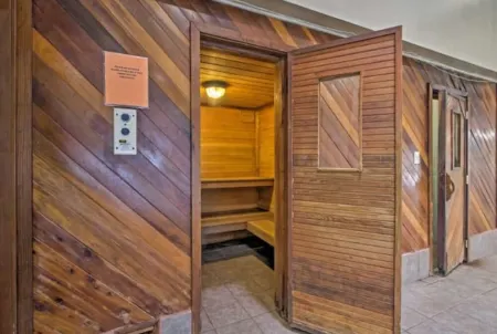 Cozy 2-bedroom condo in charming Beech Mountain with ski slope & mountain views! Отели в г. Бич Маунтин