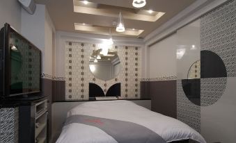 3. HOTEL LE..