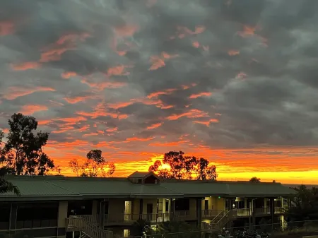 Kona Coastal Getaway – A Short 5 Min Walk from Beach, Shops & Vibrant Ali‘I Dr! Отели рядом с достопримечательностью «Маниниауоли Бич»