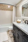 Remodeled Historical Unit With King Bed Walking Distance To Many Attractions!