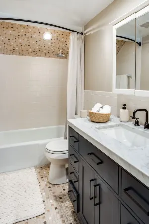 Remodeled Historical Unit With King Bed Walking Distance To Many Attractions!