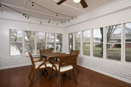 Newly Renovated Cozy Rustic Home l 10 min from Truist Park Отели в г. Смирна