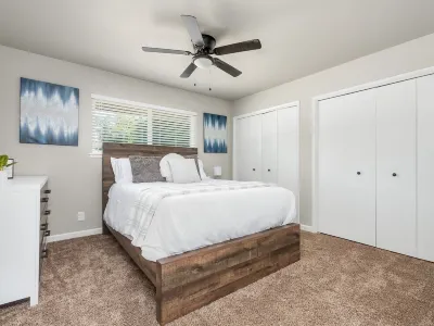 Fresno House| Air Hockey| Private Parking|4/2:Wow! Hotels near Deran Koligian Stadium