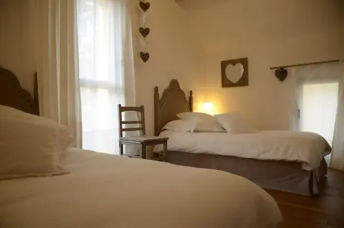 Quiet, bright upscale holiday cottage in the center of Bayeux, with garden