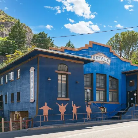 Casa de Oro – Luxe Comfort in the Heart of Old Bisbee Private Yard & EV Charger!