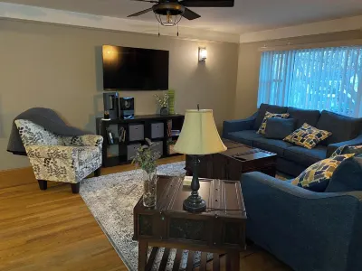 Spacious Beautiful Omaha Retreat - 2BR/1BA Apartment with All-Inclusive Hotels in 