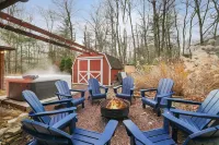 NEW! Modern Cabin - Hot Tub, Fireplace, Central Location