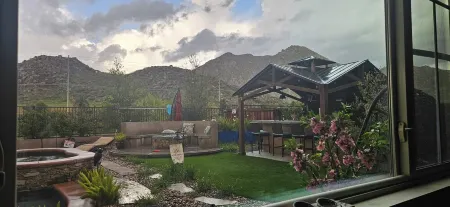 Five-Bedroom Vacation Home Located Eight Minutes from the Menifee Lakes Golf. Отели рядом с достопримечательностью «Парк Спирит»