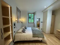 Un Étage Complet Dans une Tour Médiévale Rénovée au Cœur du Pays du Mont-blanc Hotels in Sallanches