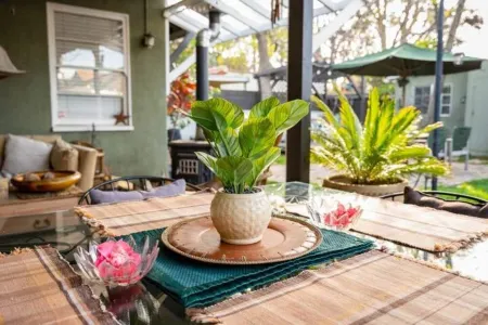 Bright Comfortable Home in Van Nuys Отели рядом с достопримечательностью «Valley Presbyterian Church»