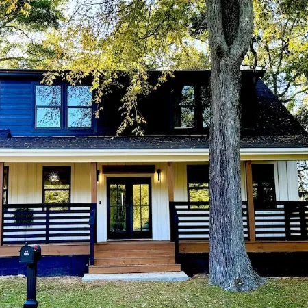 Epic Retreat at Mystic Falls-5 bd 3.5 BA-1 Mile from the Square & Clocktower