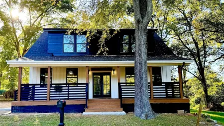 Epic Retreat at Mystic Falls-5 bd 3.5 BA-1 Mile from the Square & Clocktower