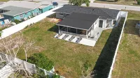 8 Minutes to SIESTA BEACH! 3-bedrm Oasis in Sarasota - Kng, Queen, 2 full beds Hotels near Nokomis Beach