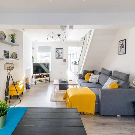 Hollywood House - Sleeps 10 Guests