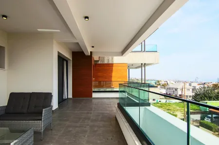 Phaedrus Living: Sea View Anna Residence 201