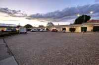 Redhill Cooma Motor Inn - parking