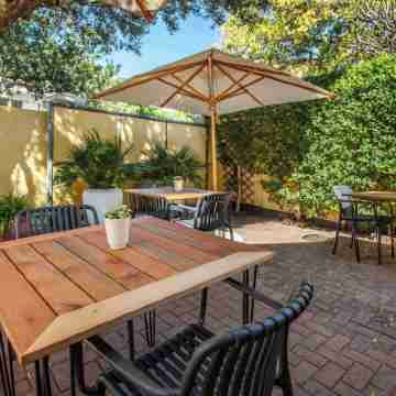 Tom's Guest House Hotel Exterior