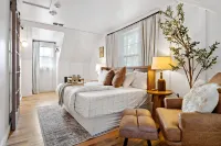 Peri Social House Hotels in Swannanoa