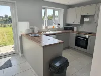 3 Bed House - Sleeps 6 - Pets - Garden - Parking