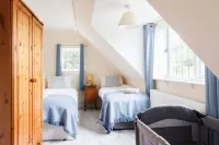 Charming Beach Getaway - Spacious 4BR sunny garden