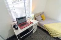 Impeccable 1-Bed Studio in Birmingham Hotels near Specsavers Opticians and Audiologists - Northfield