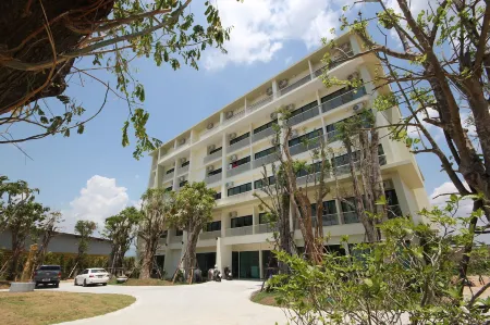 Porestva Hotel Bang Phra Отели рядом с достопримечательностью «Golden Triangle Museum Pattaya»