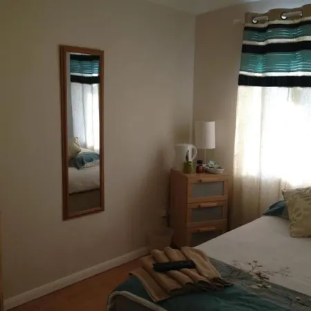 Room in Guest Room - Comfortable Family Room with Tv, Free Fast Wifi, Sleeps 3
