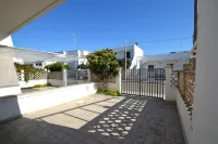 Air-Conditioned Yoko Holiday Home for 5 Guests - parking
