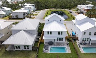 Flipper by Avantstay 18-Person Retreat w/ Pool