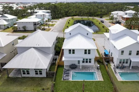 Flipper by Avantstay 18-Person Retreat w/ Pool