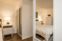 Slope-Side Studio Bliss Ski-InSki-Out, Renovated at Blue, Hot Tub, Fast Wi-Fi Hôtels à : The Blue Mountains