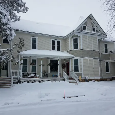 Oaklawn Inn