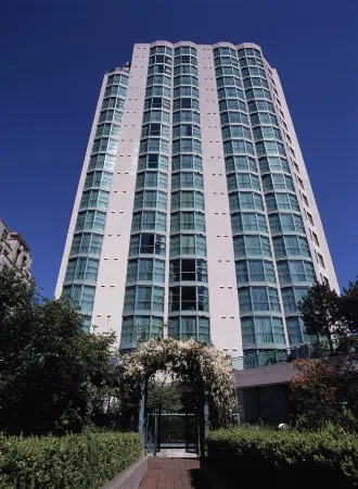 Rosedale Condominiums Отели рядом с достопримечательностью «UBC Rose Garden»