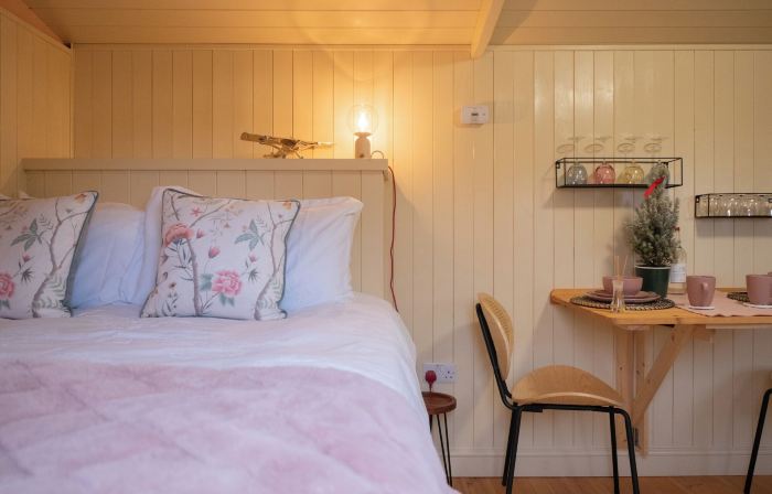 ShepherdsHut-Hot Tub-Cotswolds-PetFriendly