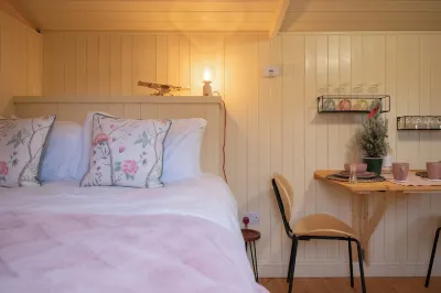 ShepherdsHut-Cotswolds-PetFriendly-WoodBurner Отели в г. 