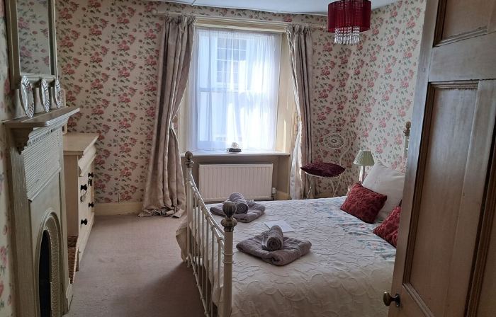 18th Century Cottage On Waterfront, Panoramic Sea Views, Courtyard Garden