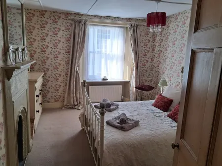 18th Century Cottage On Waterfront, Panoramic Sea Views, Courtyard Garden