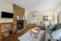 Beautifully Decorated Home Close to Everything