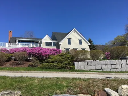 Spacious 1 bedroom apartment in town with a water view!